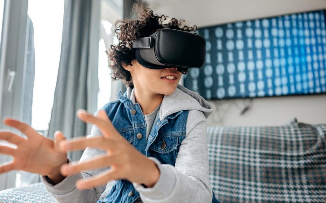 Мальчик играет в VR